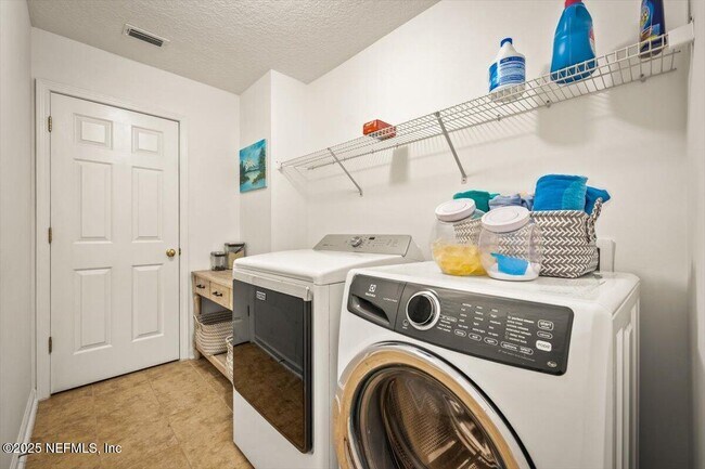 Building Photo - 86198 Meadowwood Dr