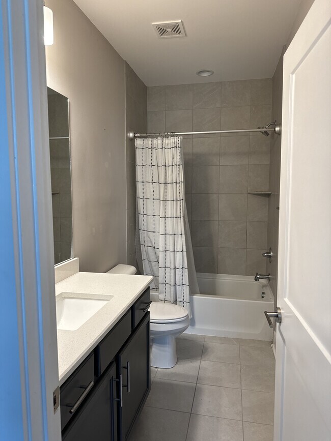 Bedroom 1 - bathroom - 532 Vernon Cir