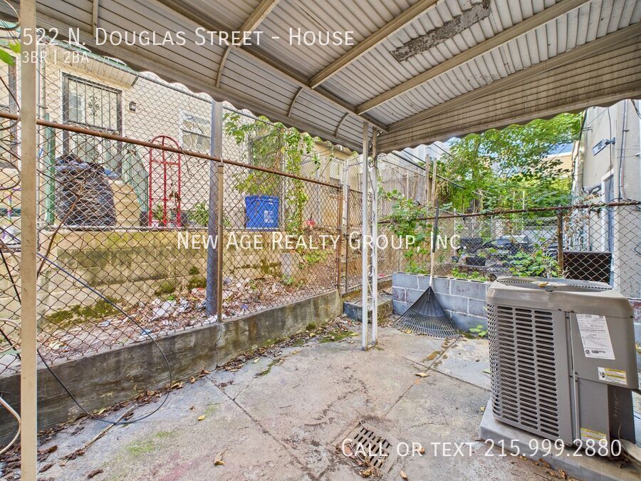 Building Photo - 522 N Douglas St