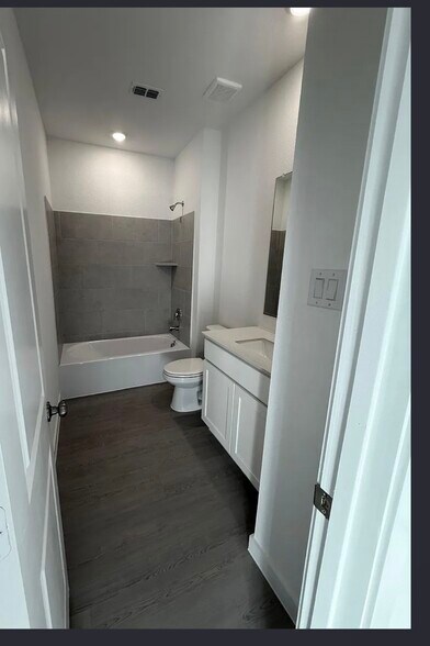 Building Photo - 7116 Dandelion Rd