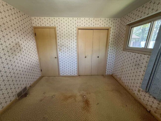 Building Photo - 3 BED 1.5 BATH SINGLE FAMILY HOME