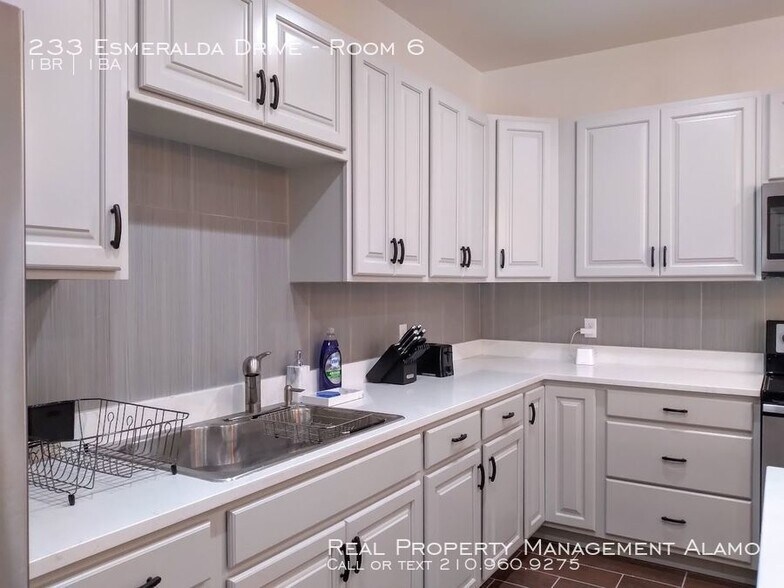 Building Photo - 233 Esmeralda Dr