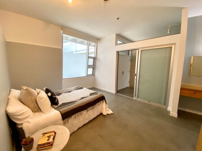 Building Photo - 615 Hampton Dr