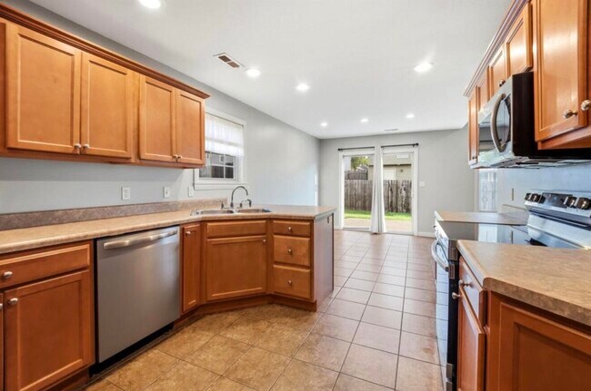 Building Photo - 5805 Mahon Dr