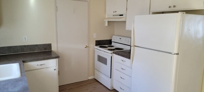 Building Photo - CUTE SINGLE LEVEL DUPLEX - CASCADE PARK