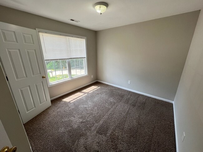 Building Photo - Desirable 3 Bedroom Raleigh Townhouse