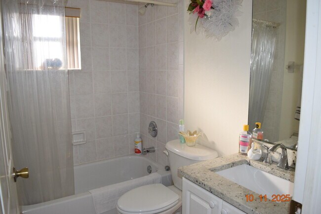 Building Photo - 1657 SW Duclair Ave