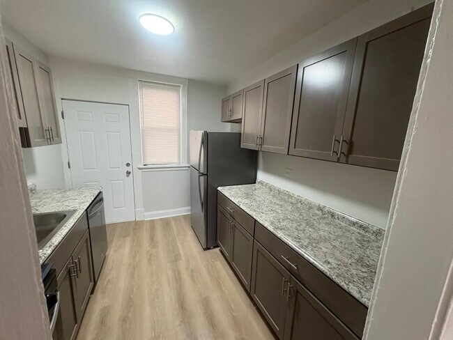 Building Photo - 7004 N Paulina St