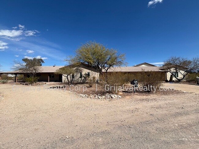 Building Photo - Huge Retreat Style Property for Rent in Central Tucson (Ft Lowell/Campbell)