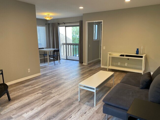 Building Photo - PICTURE PERFECT ONE BEDROOM , ONE BATH CONDO. GREAT MV LOCATION