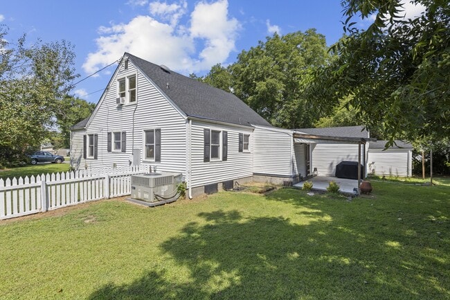 Building Photo - 4009 Maple Dr
