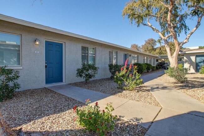 Building Photo - Updated 2 Bedroom, 2 bathroom located in a Gated Community!! Like living at a Resort!  Available ...