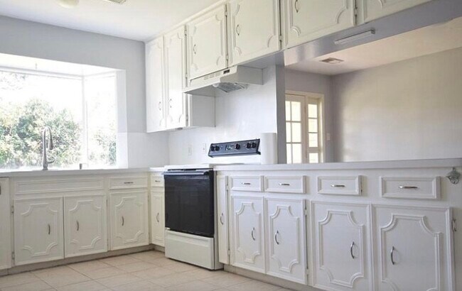 Primary Photo - 4410 Kingfisher Dr