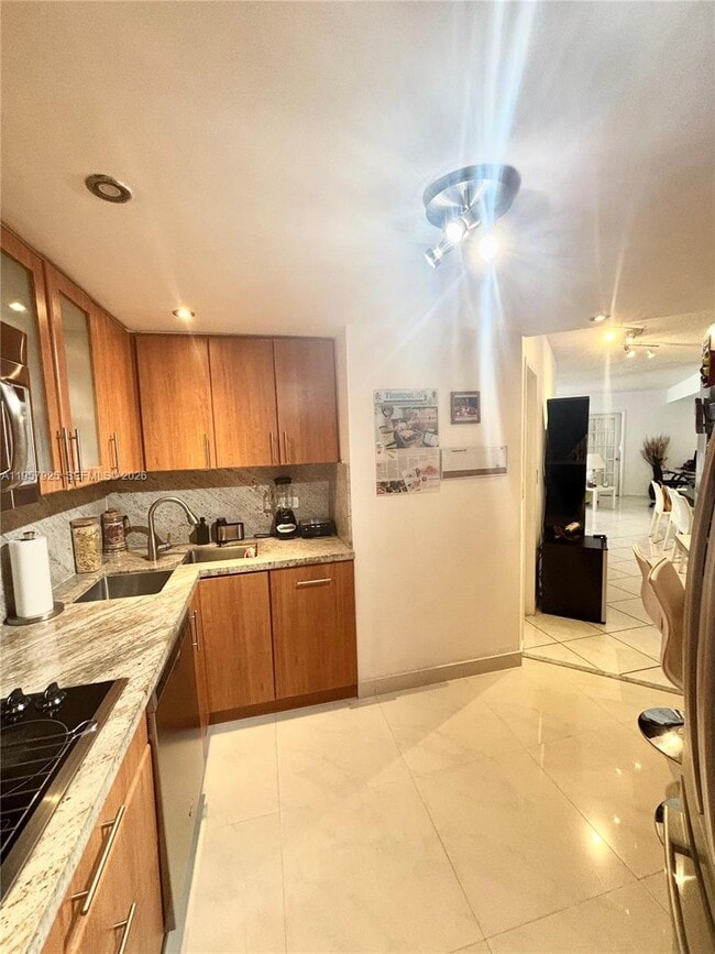 Building Photo - 999 Brickell Bay Dr