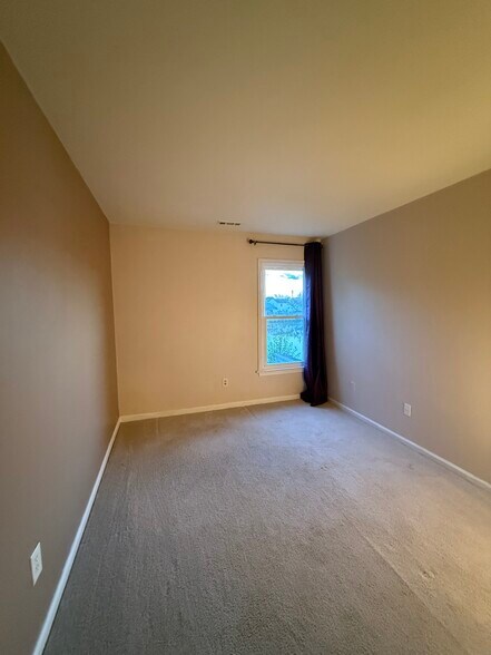 Building Photo - 713 Goodard Dr