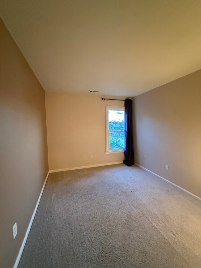 Building Photo - 713 Goodard Dr