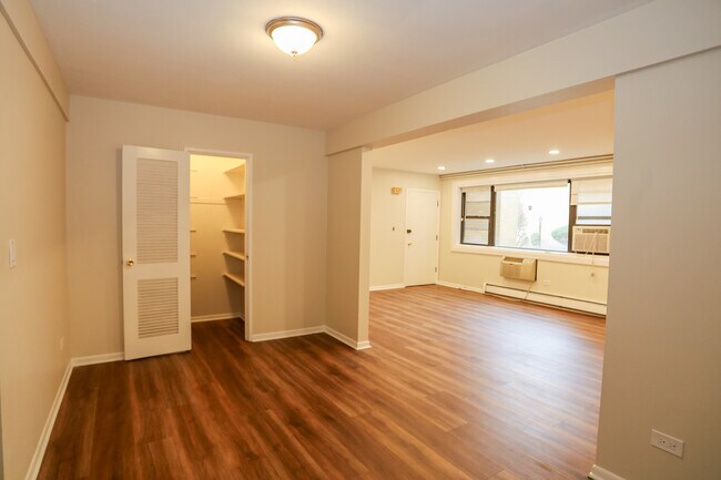 Building Photo - 9020 Lamon Ave