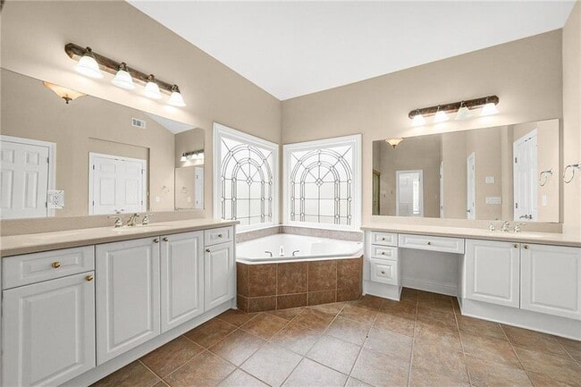 Building Photo - 225 Lake Summit View