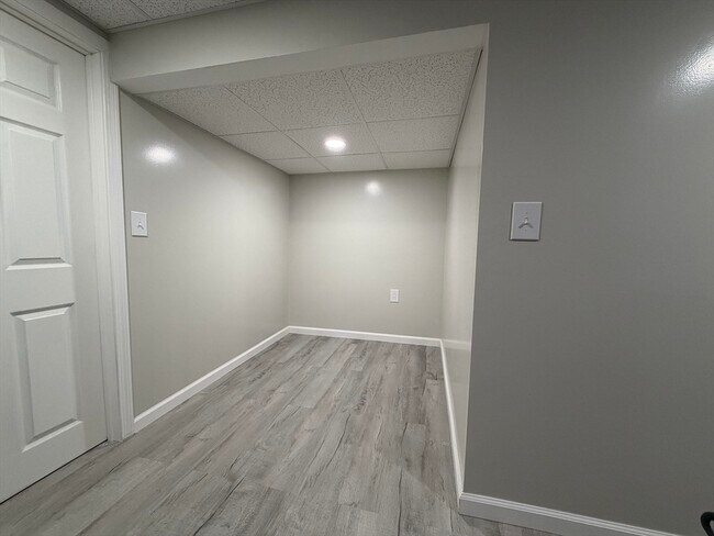 Building Photo - 320-322-322 Wood St