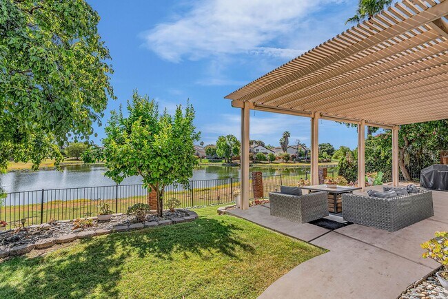 Building Photo - 2435 Pinehurst Ct