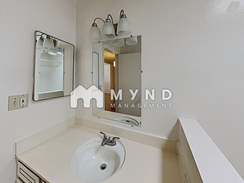 hall Bath - 5071 S Cherry Ave