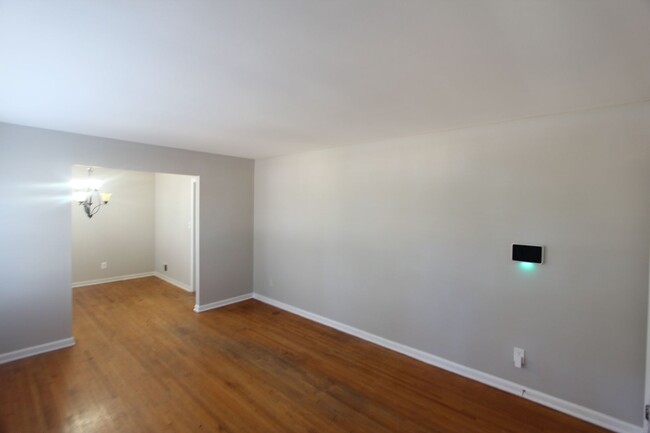 Building Photo - 3 Bedroom, 1 Bath!  New on the Market and ...