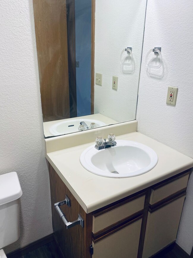 Building Photo - 2 Bed 2 Bath 1 Car Garage Flat Duplex- $30...