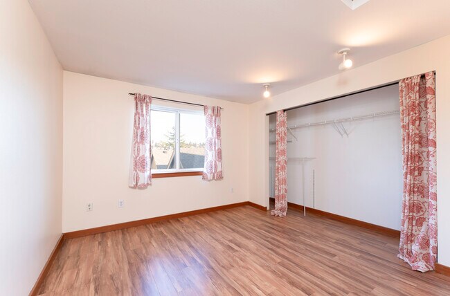 Building Photo - 3606 22nd Ave W