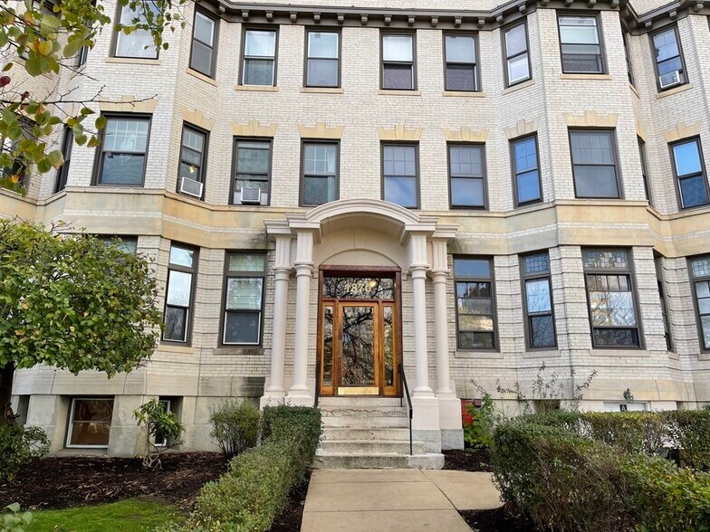 Building Photo - 1870 Commonwealth Ave