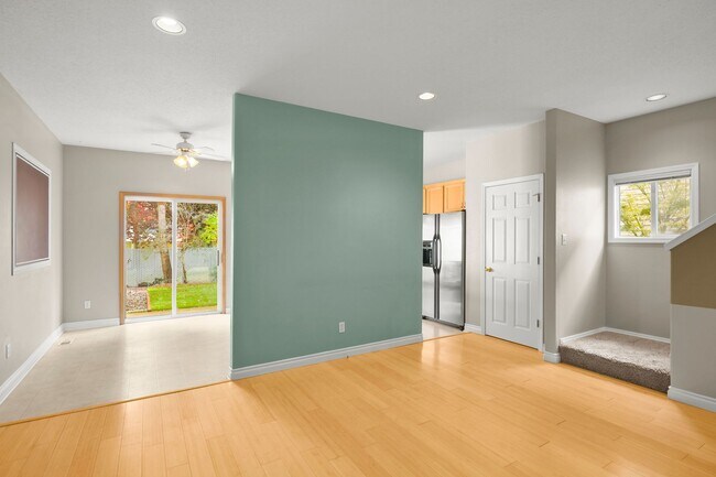 Building Photo - Fantastic Location - Beaverton 3 Bedroom, 2.5 Bath Townhome