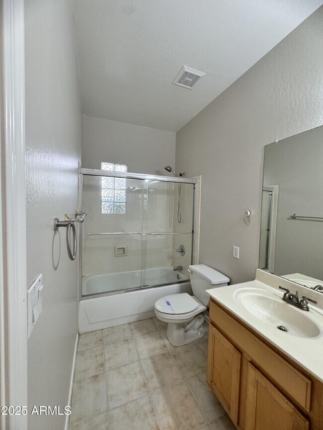 Building Photo - 673 S Peppertree Dr