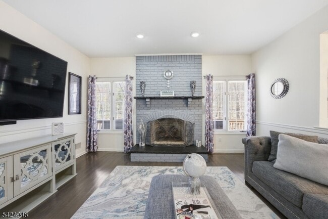 Building Photo - 11 Rosewood Ln