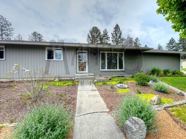 Building Photo - Entertainers Dream Home