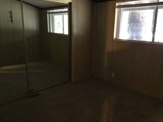 Building Photo - Large spacious 2Bd manufactured home avail...