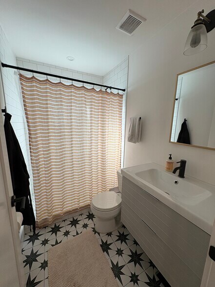 Building Photo - 1265 Hamlin St NE