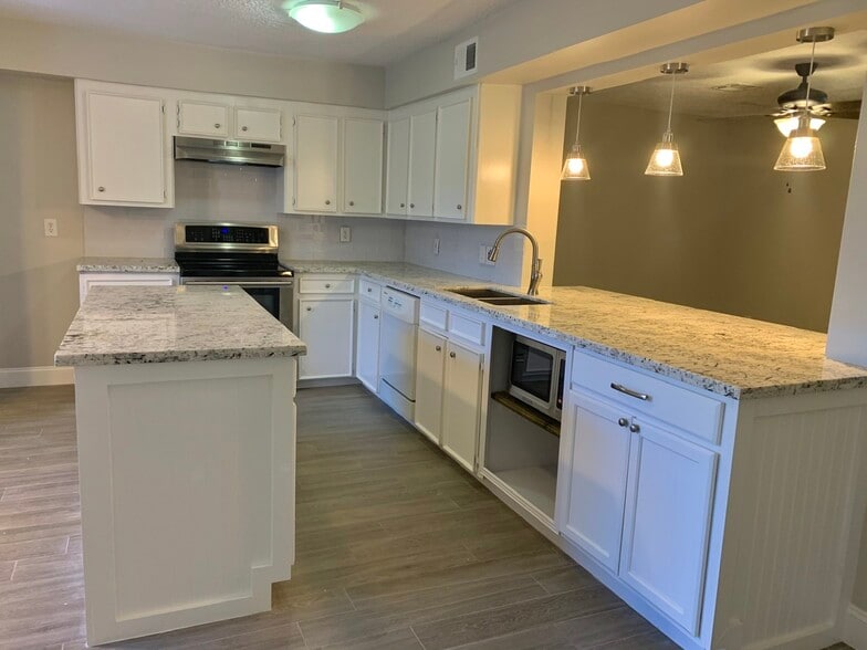 Kitchen - 3214 Continental Dr