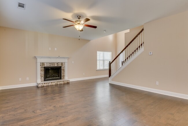 Building Photo - 926 Linsmore Ave