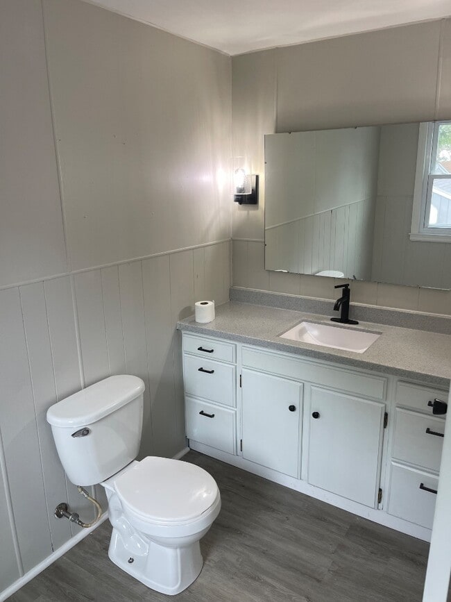 Building Photo - 813 Lincoln St