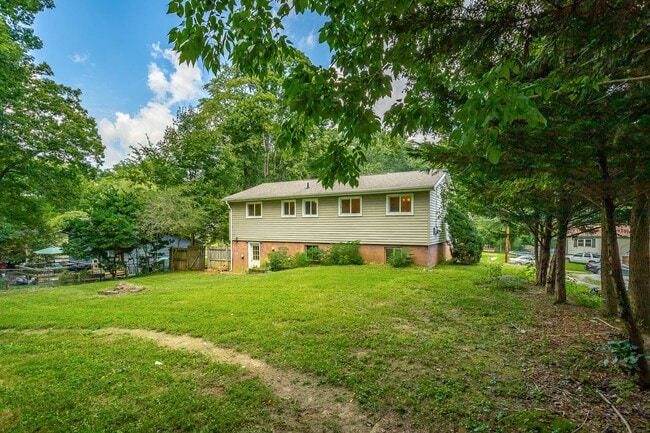 Building Photo - Spacious House in Hixson