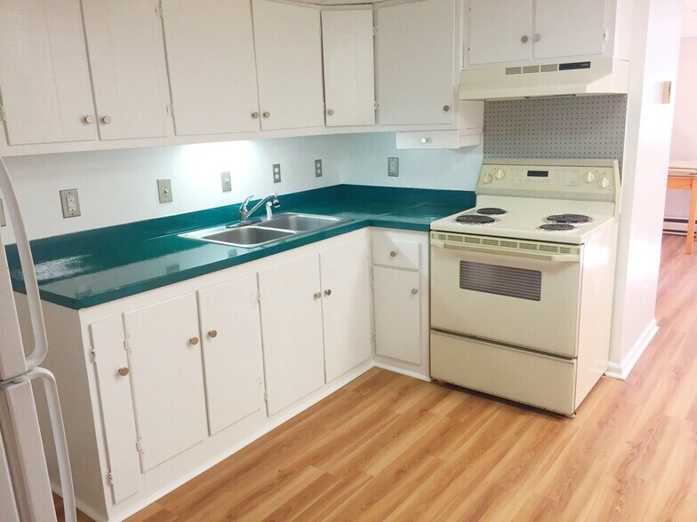 Kitchen - 2323 Crestmont Ave