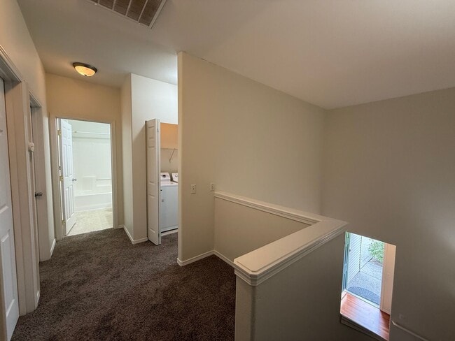 Building Photo - 4 Bed 3 Bath Gated Townhome Near Maplewood Golf