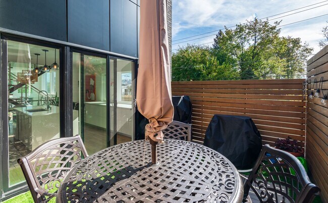 Building Photo - Three Bed Olde Kensington Home