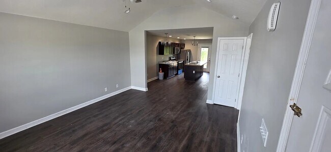 Building Photo - 285 Creekwood Ave