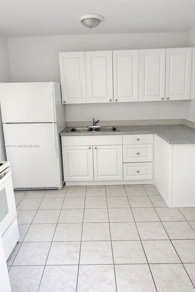 Building Photo - 3500 Riverside Dr