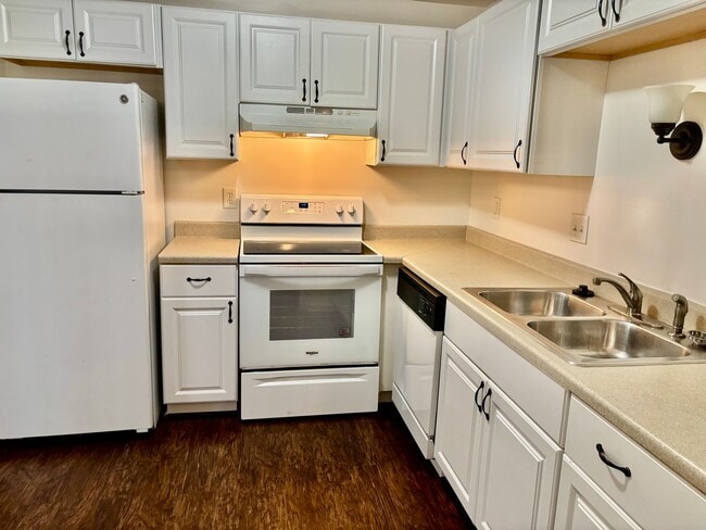 Building Photo - 3 bedroom/1.5 bathroom-Courthouse Green
