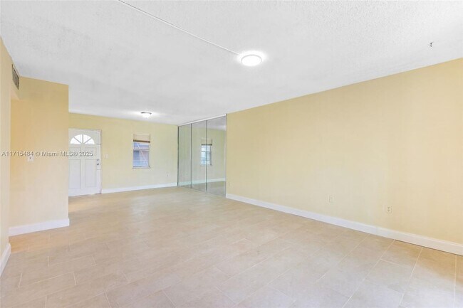 Building Photo - 2860 Somerset Dr