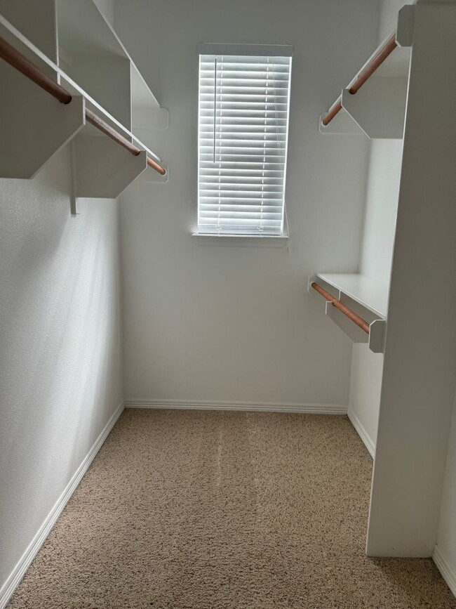 Building Photo - JULY MOVE IN - Spacious 3 Bedroom 3.5 Bath...