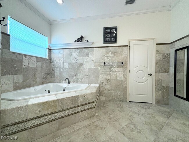 Building Photo - 14791 Royal Oak Ct