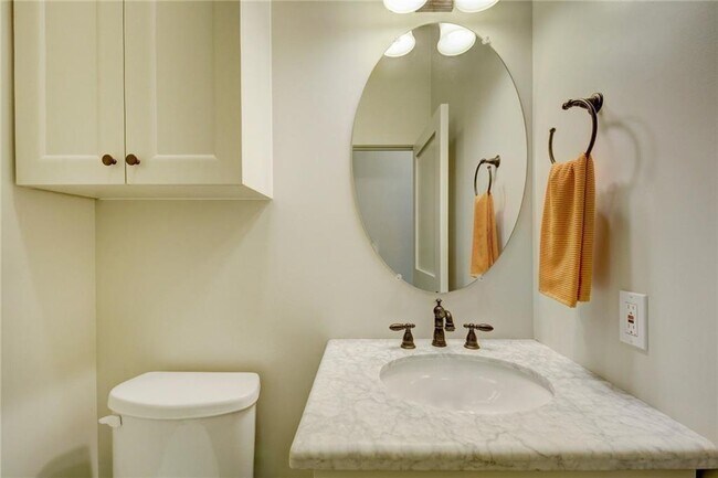 Building Photo - 206 E Live Oak St