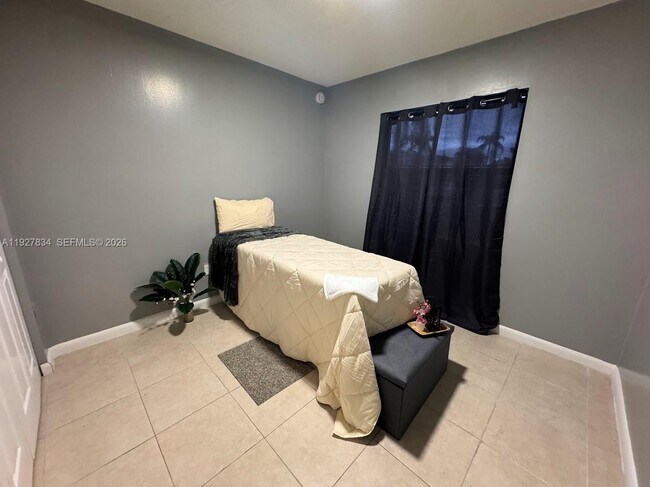 Building Photo - 855 NE 209th St